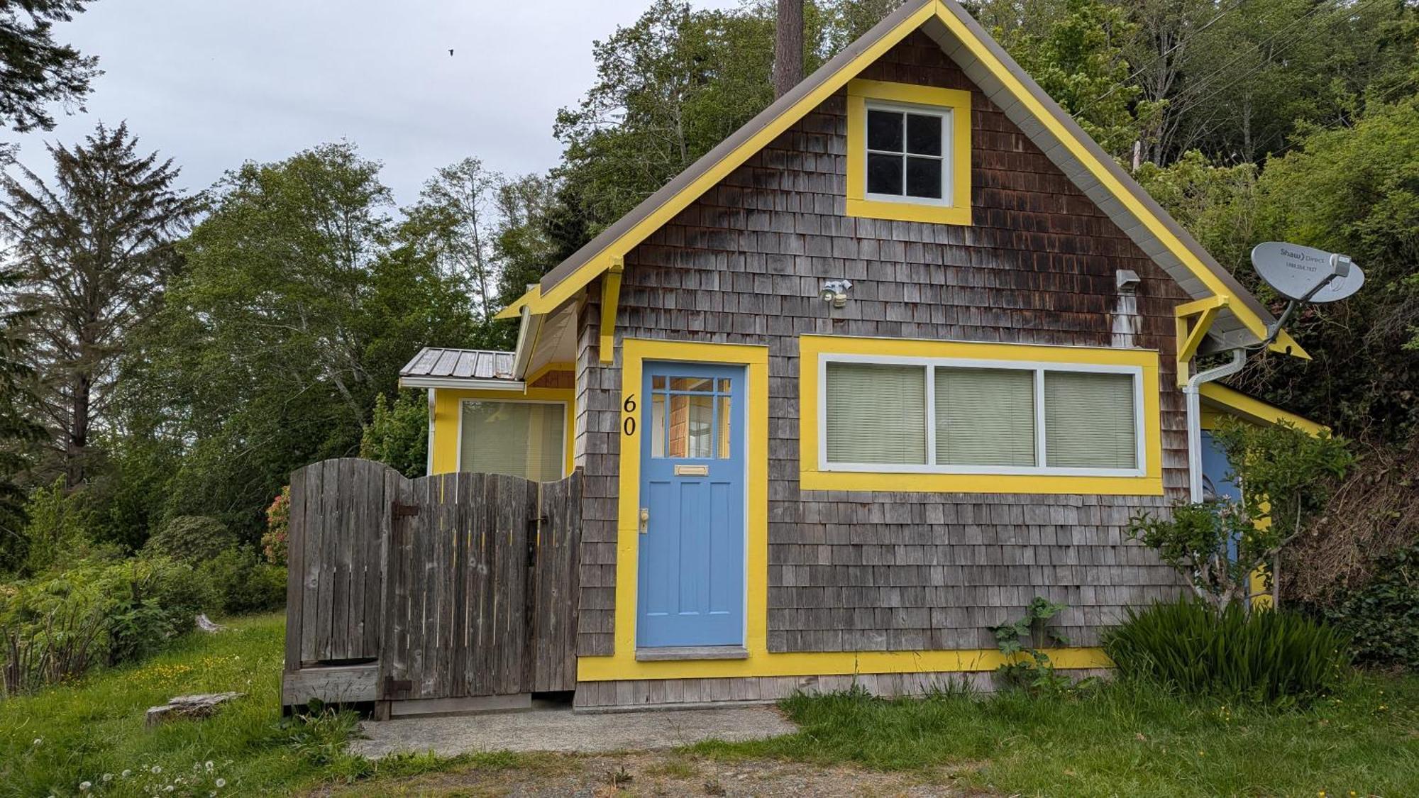 Seine Boat Inn Alert Bay Exterior foto